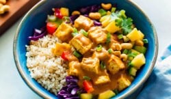 Mango Burrito Bowls met Knapperige Tofu en Pindasaus