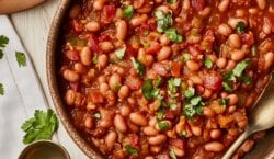 Mexicaans gekruide bruine bonen met tomaat en bacon