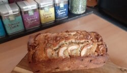 Appelcake met walnoten, rozijnen en een beetje rum