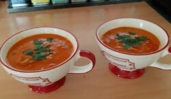Pittige bonensoep met gegrilde paprika's en chorizo