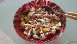 Griekse bonensalade met paprika, tomaat, komkommer, olijven en feta