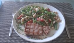 Mediterrane bonensalade met een gegrilde tonijnsteak, lekker zomers