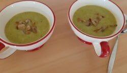 Broccoli-groentesoep met gebakken champignons