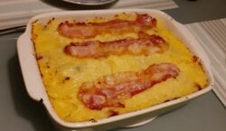 Ovenschotel bruine bonenschotel met aardappelpuree en spekjes