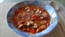 Pittige bruine bonensoep met Italiaanse saucijzen (salsiccia)