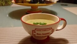 Romige Italiaanse courgettesoep met verse basilicum