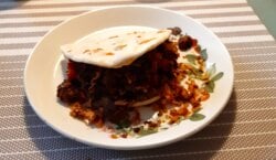 Flatbread met pittig gekruid gehakt en sriracha mayonaise