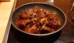 Gehakbtballetjes in een sticky saus