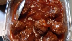 Gehaktballetjes in pittige tomaten-chilisaus
