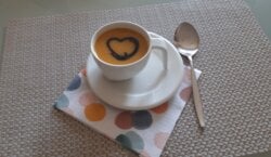 Gele paprikasoep met crema die balsamico