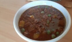 Grieks rundvlees met tomaat, paprika en olijven uit oven of slowcooker