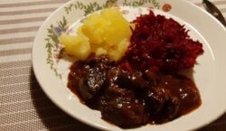Lekker sappige hachee van rundvlees met uien uit de slowcooker