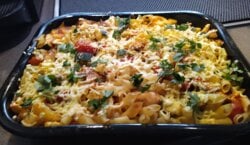 Ovenschotel met kip, paprika, courgette en penne