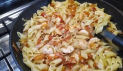 Knoflook garnalen met penne in een heerlijke natuurlijke saus