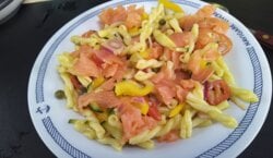 Pasta salade met gerookte zalm