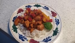 Pilav met perzik en cashewnoten
