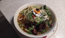 Noedelsoep met paksoi en sticky kip
