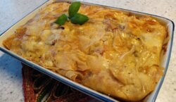 Italiaanse loempiataart met rode pesto