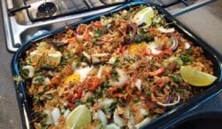 Nasi uit de oven met paksoi en tuinerwtjes
