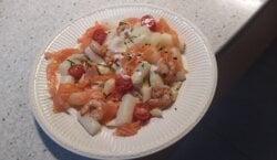 Pasta met witte wijnsaus, asperges, zalm en garnalen
