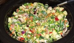 Lekker makkelijke krieltjes met kipdijfilet, groentemix en Aardappel Anders uit de Slow-cooker