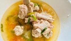 Thaise Kadoek Moo Sup – Soep met varkens krabbetjes - ซุปจืด