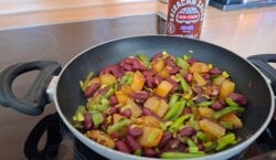 Pannetje pittige kidneybonen met aardappelblokjes en paprika