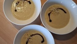 Knolselderijsoep met crema balsamico en alfafa