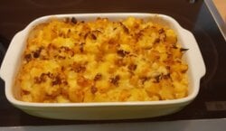 Ovenschotel koolraap met aardappel, gekaramelliseerde uien en kaas