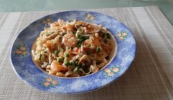 Mie goreng met garnalen, champignons, erwtjes, taugé en lente-uitjes
