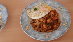 Chinese nasi met spek en rivierkreeftjes