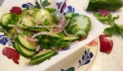 Komkommersalade met rode ui