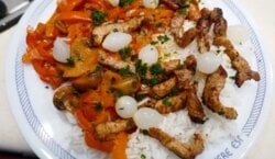 Romig stoofje met knapperig gebakken schnitzel reepjes