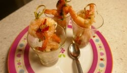 Amuse van warme kruidige knoflook garnalen