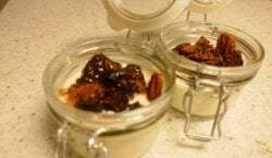 Pruimen Prutje op Griekse vanille Yoghurt