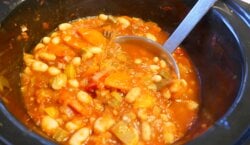 Stevige groenteschotel met witte bonen uit de slowcooker