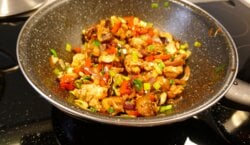 Kippendij met groente uit de wok