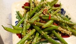 Sperzieboontjes in honing sojasaus met sesam