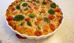 Broccoli Broodtaart met zalm en kerstomaatjes