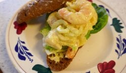 Broodje garnalensalade met kerriemayonaise