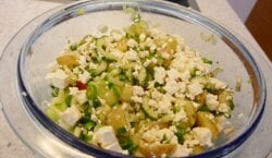 Warme dagen salade met groentjes en feta