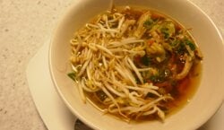 Chinese kippensoep met taugé
