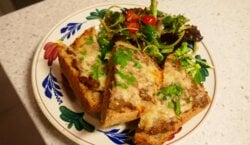 Balletje Boterham met een vleugje mozzarella uit de oven