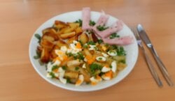 Zacht gestoofde prei met ham, eieren en gesmolten boter