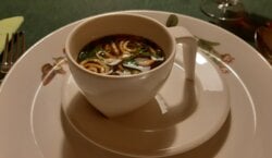 Runderconsommé met flensjes