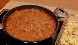 Romige Italiaanse rundvleesstoofpot met rode wijn, paprika en tomaat