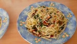 Spaghetti aglio e olio met warm gerookte zalm en rode peper