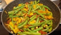 Sperziebonen met groene kidneybonen (flageolets), tomaat, paprika en chorizochorizo