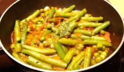 Italiaanse sperziebonen met doperwten, tomaat en basilicumpesto