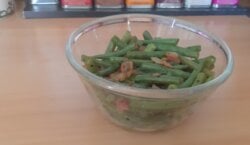 Sperziebonen met spek, gebakken uien en pesto